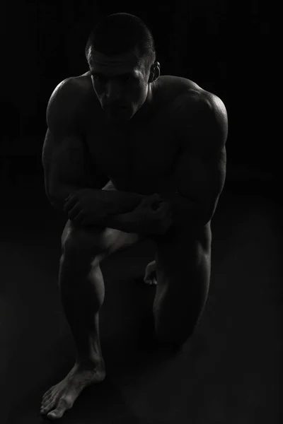 Silhouette de bodybuilder sur fond noir — Photo