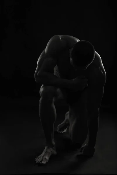 Sziluettjét testépítő a fekete háttér — Stock Fotó
