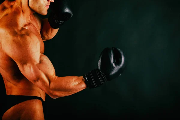 Uomo in guantoni da boxe — Foto Stock