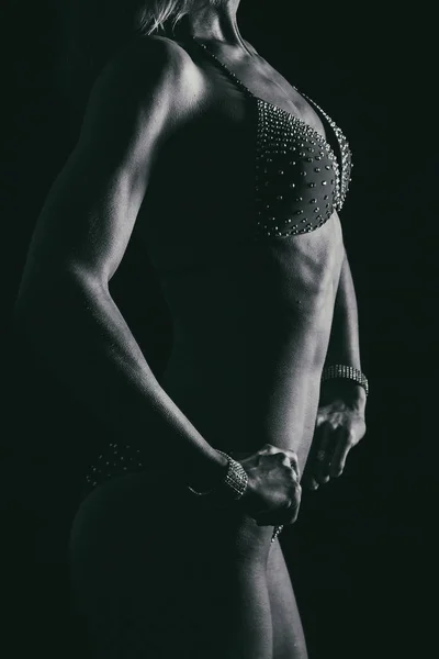 Красивая спортивная фигура на черном фоне — стоковое фото