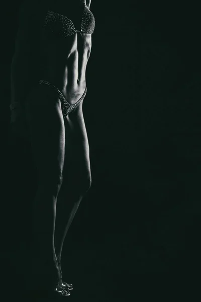Hermosa figura deportiva sobre un fondo negro —  Fotos de Stock