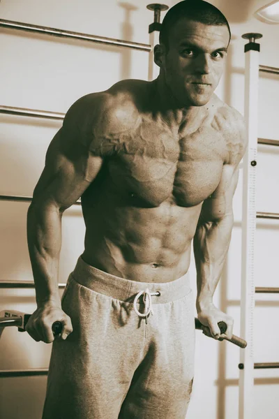 Erkekler güç fitness. Yakışıklı adam. — Stok fotoğraf