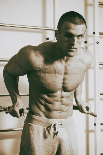 Mäns styrka fitness. Stilig man. — Stockfoto