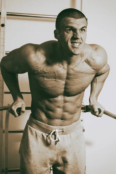 Men's fitness siły. Przystojny mężczyzna. — Zdjęcie stockowe