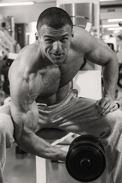 Mann mit Hantel in Fitnessstudio — Stockfoto