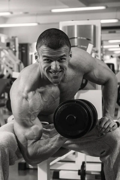 Mann mit Hantel in Fitnessstudio — Stockfoto