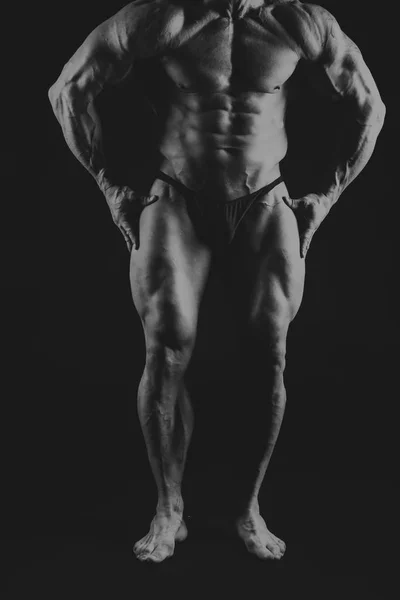 黑色背景上的健美运动员 — 图库照片