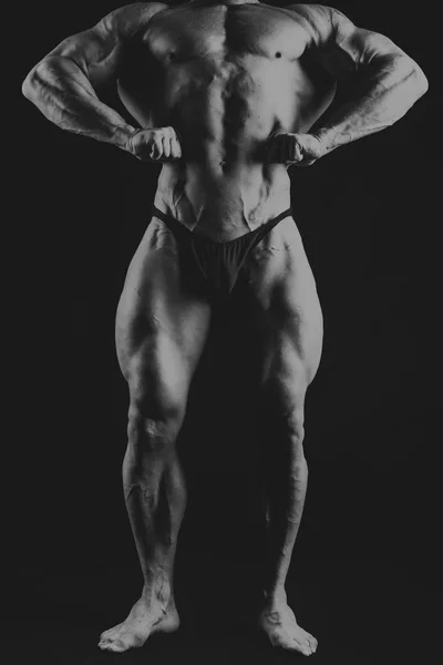 Bodybuilder op een zwarte achtergrond — Stockfoto