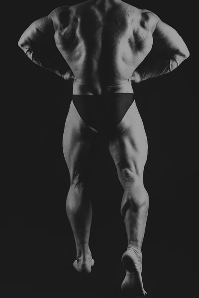 Bodybuilder sur fond noir — Photo