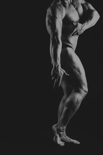 Bodybuilder sur fond noir — Photo