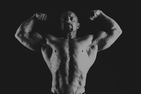 Bodybuilder på svart bakgrund — Stockfoto