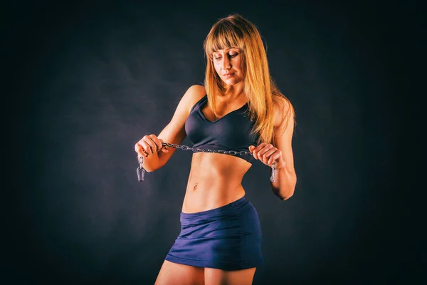 Schöne Fitness-Mädchen mit Fitnessgeräten — Stockfoto