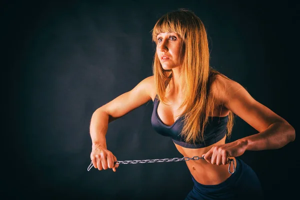 Schöne Fitness-Mädchen mit Fitnessgeräten — Stockfoto