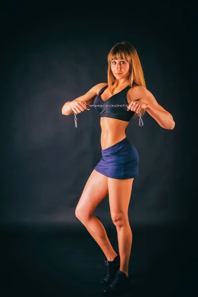 Menina fitness bonita com equipamento de fitness — Fotografia de Stock