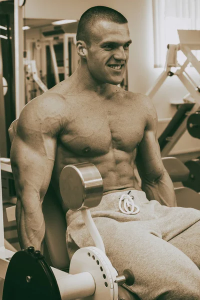 Un hombre entrenado en un gimnasio — Foto de Stock
