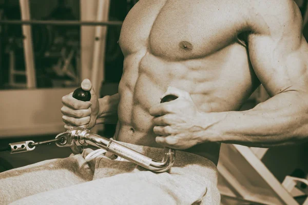 Un hombre entrenado en un gimnasio —  Fotos de Stock