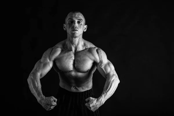 Αρσενικό bodybuilder πάνω σε μαύρο φόντο — Φωτογραφία Αρχείου