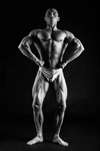 Siyah bir arka plan üzerinde erkek vücut geliştirmeci — Stok fotoğraf