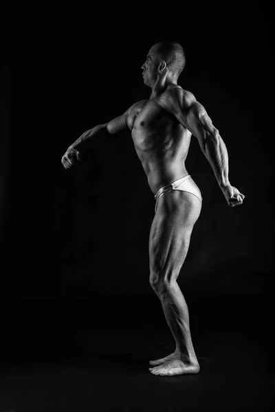 Αρσενικό bodybuilder πάνω σε μαύρο φόντο — Φωτογραφία Αρχείου