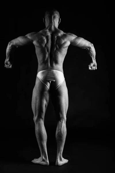 Männlicher Bodybuilder auf schwarzem Hintergrund — Stockfoto