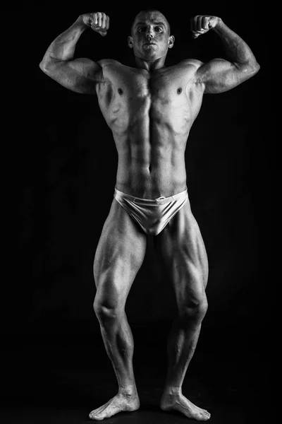 Bodybuilder masculin sur fond noir — Photo