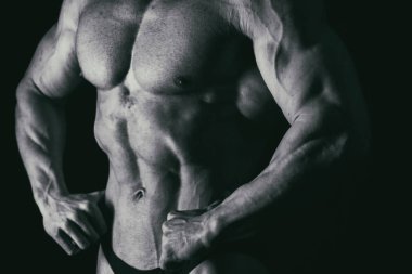 Güçlü atletik erkek Fitness modeli gövde gösterme