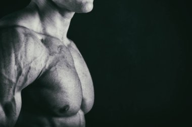 Güçlü atletik erkek Fitness modeli gövde gösterme