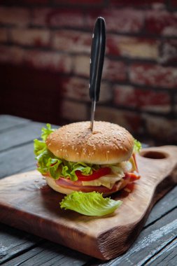 Burger jambon ile. Fast food.