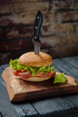 Burger jambon ile. Fast food.