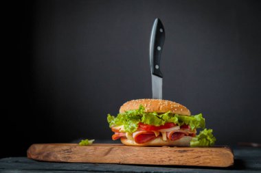 Burger jambon ile. Fast food.