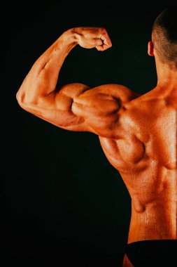 siyah bir arka plan güzel vücut geliştirmeci