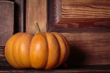 Ahşap zemin üzerinde balkabağı