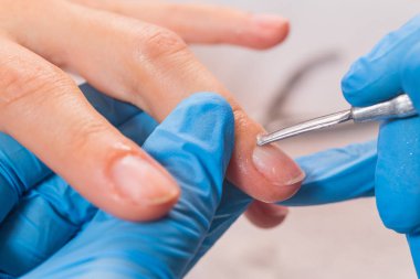  Kız manikür spa salonda yapar..