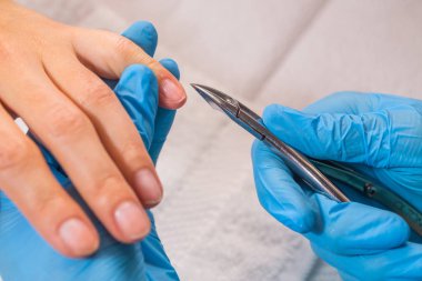  Kız manikür spa salonda yapar..