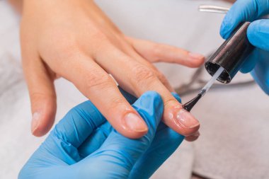  Kız manikür spa salonda yapar..