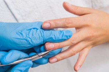  Kız manikür spa salonda yapar..