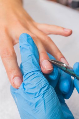  Kız manikür spa salonda yapar..