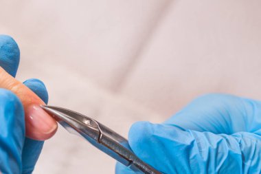  Kız manikür spa salonda yapar..