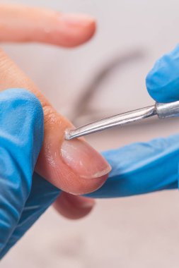  Kız manikür spa salonda yapar..