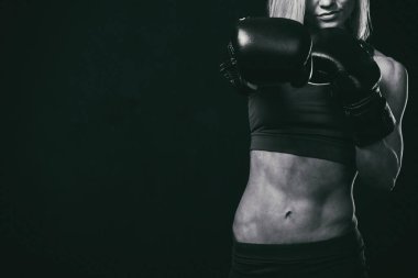 Fitness kız siyah bir zemin üzerine