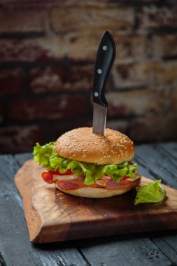 Burger jambon ile. Fast food.