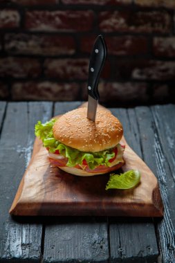 Burger jambon ile. Fast food.