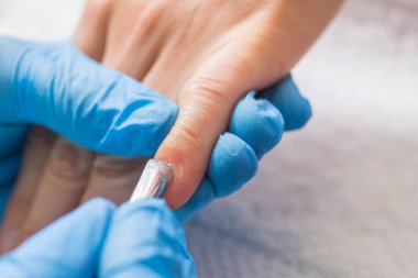  Kız manikür spa salonda yapar..