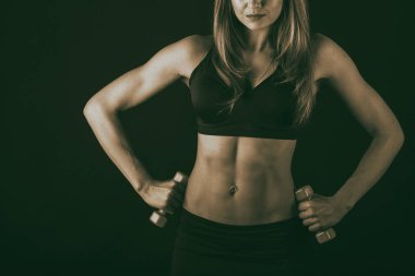 Güzel bir atletik kız siyah gövdesi