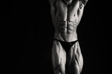 siyah zemin vücut geliştirmeci