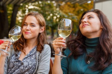 bir kafede şampanya içmek kadın