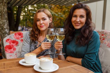 bir kafede şampanya içmek kadın