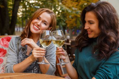 bir kafede şampanya içmek kadın