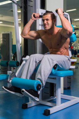 Jimnastik salonu kas vücut ile güçlü