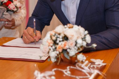 Düğün. Gelin ve damat, çiçekli yüzük.